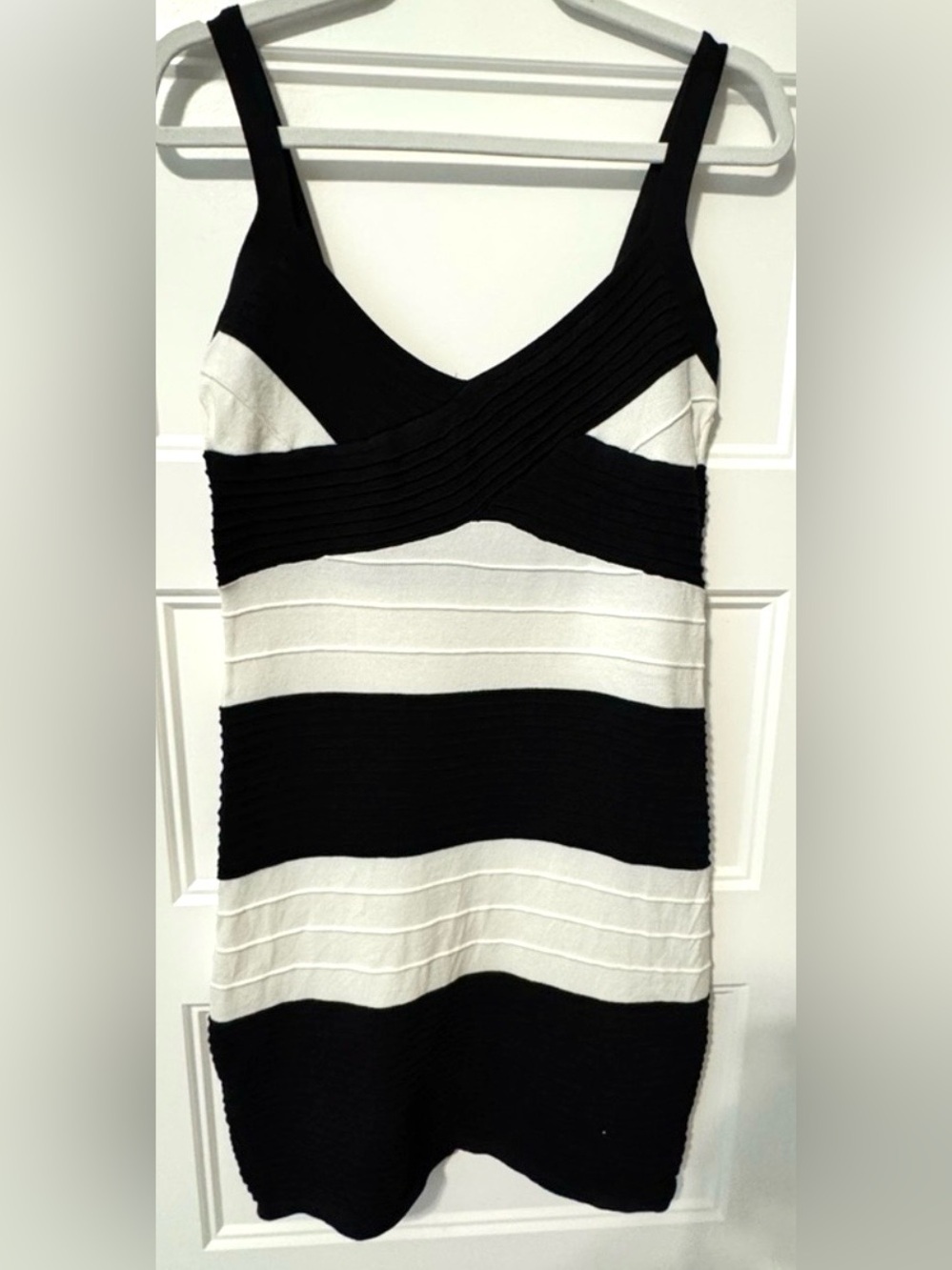 Guess Wilkes Black White Bandage Sweater
Dress XL Bodycon Sleeveless